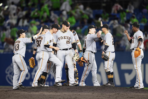 ヤクルト対巨人　勝利しタッチを交わす巨人ナイン（撮影・足立雅史）