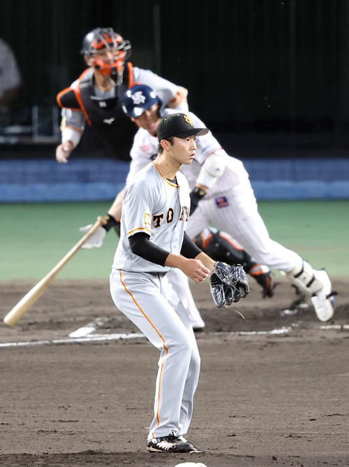 ヤクルト対巨人　1回裏ヤクルト1死一塁、山田を併殺打に打ち取る直江（撮影・狩俣裕三）