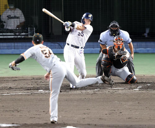 ヤクルト対巨人　2回裏ヤクルト無死、ソロ本塁打を放つ村上。投手直江（撮影・狩俣裕三）
