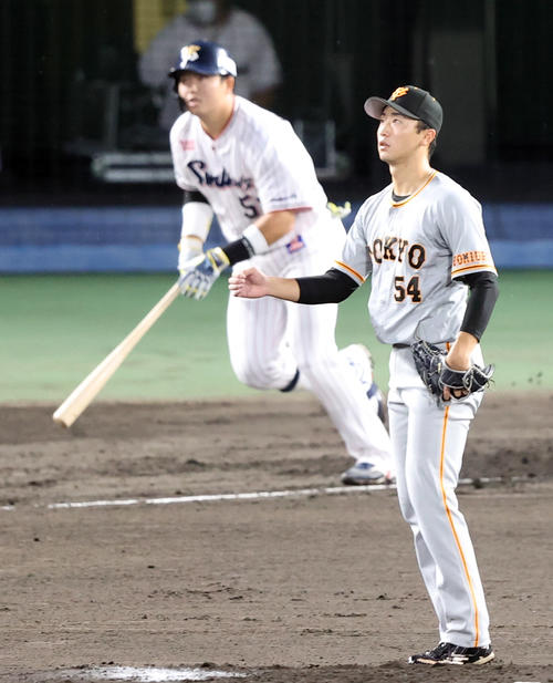 ヤクルト対巨人　2回裏ヤクルト無死、村上に先制ソロ本塁打を打たれる直江（撮影・狩俣裕三）