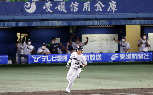 ヤクルト対巨人　2回裏ヤクルト無死、先制ソロ本塁打を放つ村上（撮影・狩俣裕三）