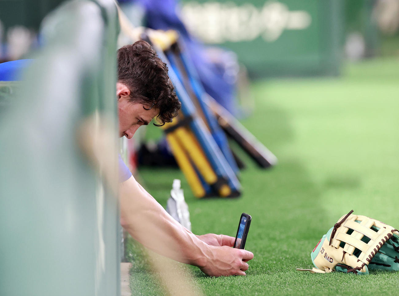 DeNA対阪神　試合前、グラウンドにグラブを置いて、スマホで撮影するDeNAオースティン（撮影・浅見桂子）