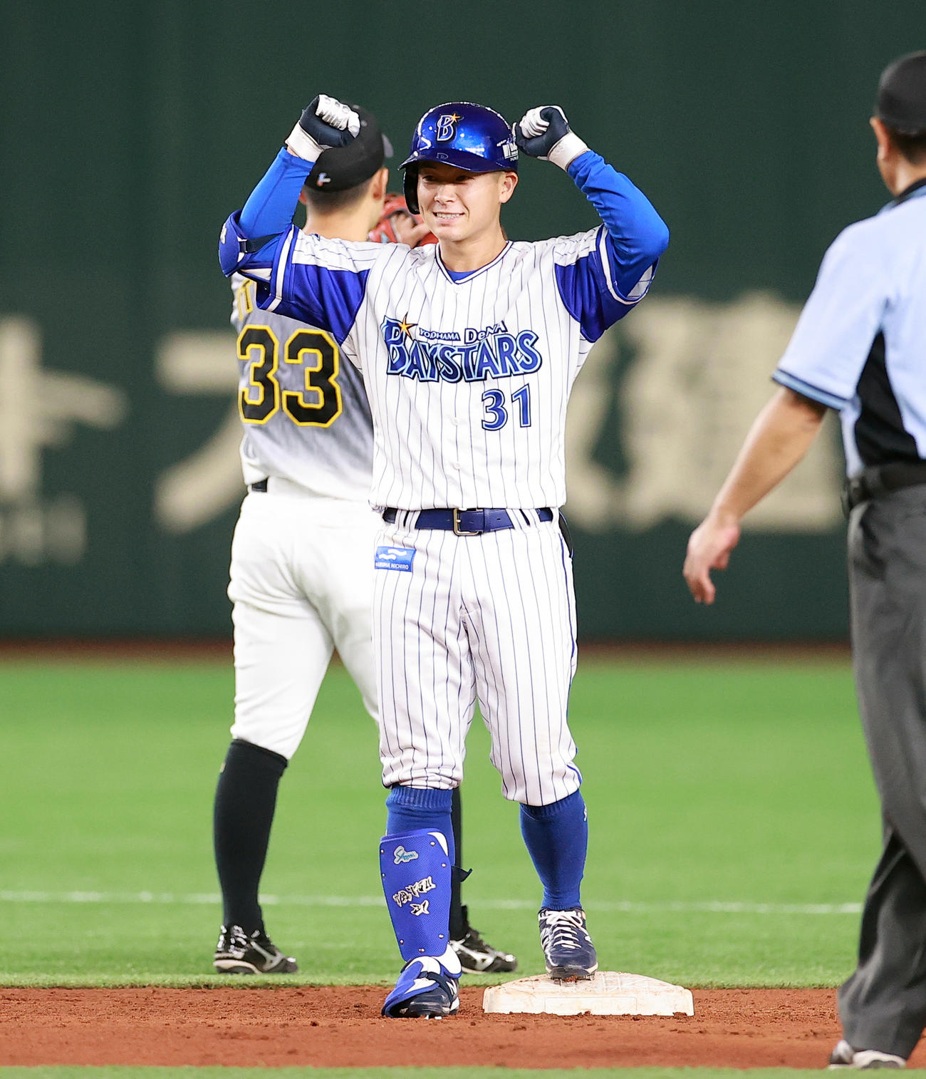 DeNA対阪神　5回裏DeNA2死二、三塁、柴田は勝ち越し2点適時二塁打を放ちガッツポーズ（撮影・浅見桂子）