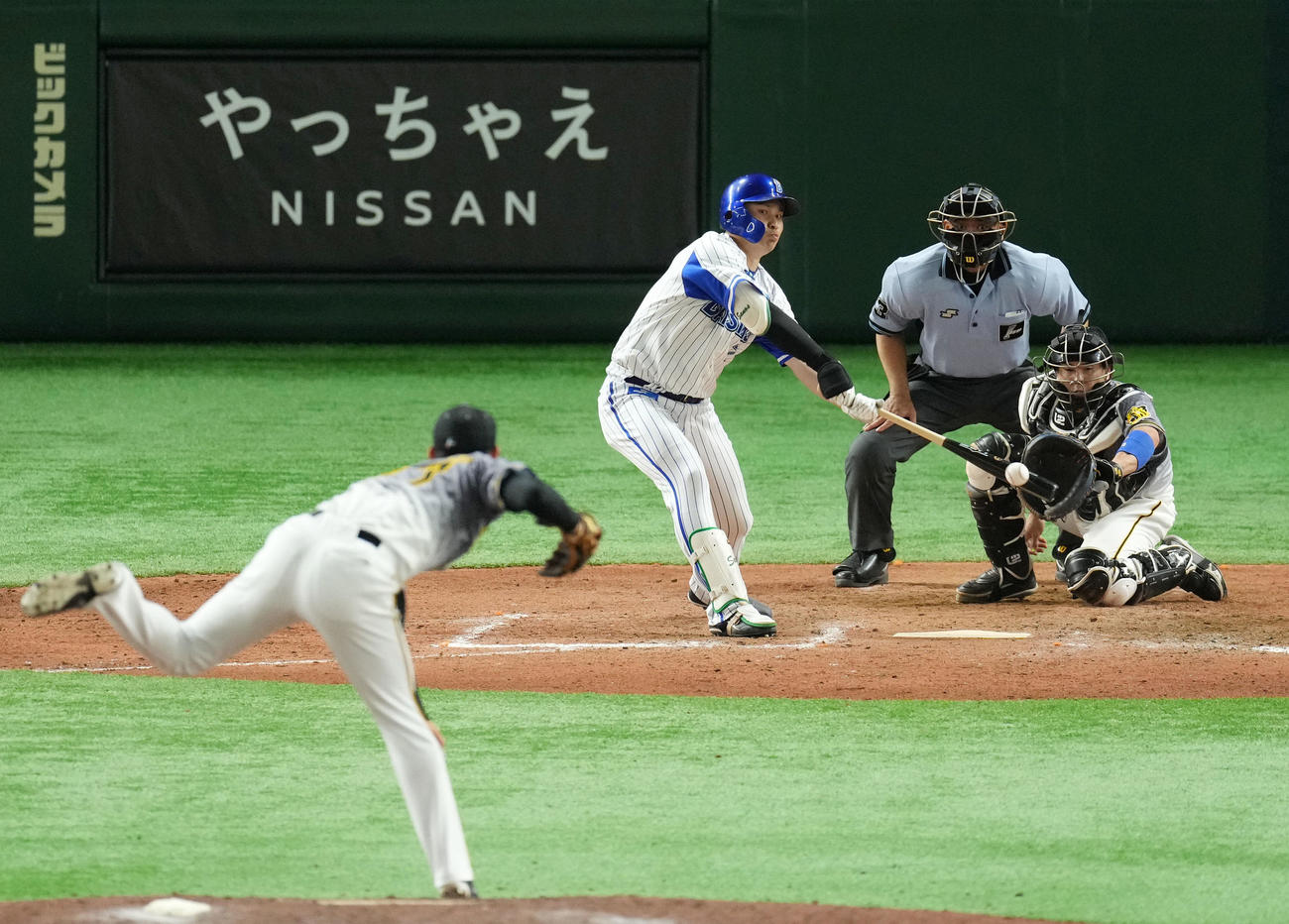 DeNA対阪神　8回裏DeNA無死満塁、中前適時打を放つ佐野（撮影・横山健太）