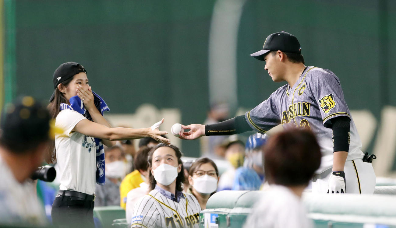 DeNA対阪神　女性にボールをプレゼントする大山（撮影・加藤哉）