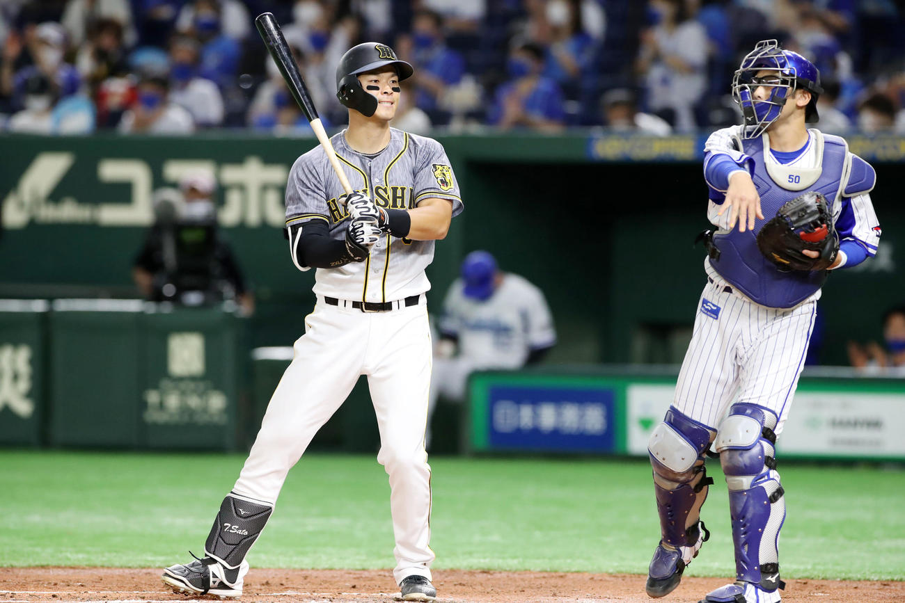 DeNA対阪神　2回表阪神1死、佐藤輝は空振り三振（撮影・加藤哉）
