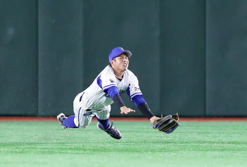 DeNA対阪神　7回表阪神無死一塁、桑原はロハスの飛球をダイビングキャッチする（撮影・加藤哉）