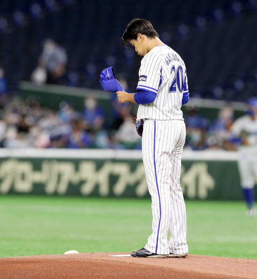 DeNA対阪神　マウンドで帽子をとる坂本（撮影・加藤哉）