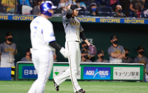 1回裏DeNA無死二塁、森に先制右適時打を許し、カバーに入った藤浪はベンチの前で頭を抱える（撮影・浅見桂子）