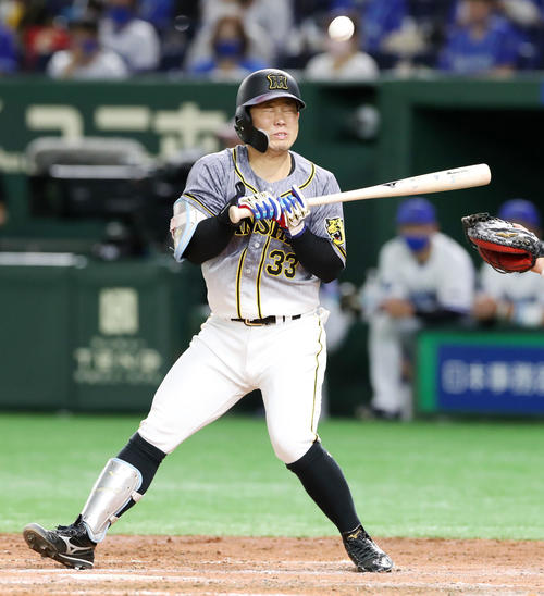 DeNA対阪神　4回表阪神無死二塁、糸原は死球を受け出塁する（撮影・加藤哉）