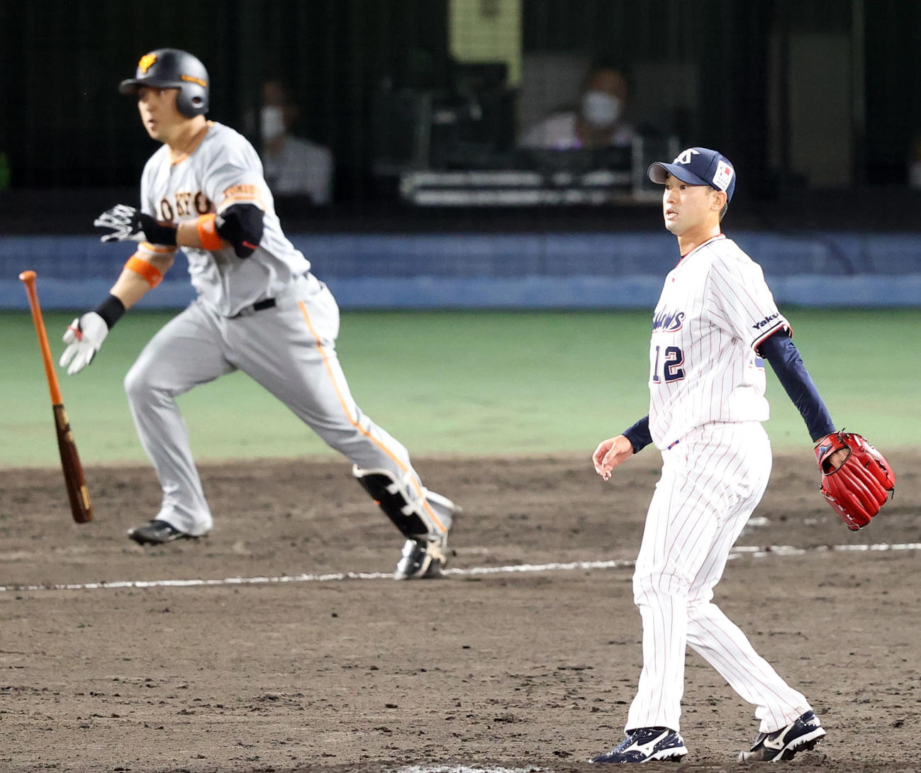ヤクルト対巨人　7回表巨人1死二、三塁、中島に2点適時打を打たれる石山（撮影・狩俣裕三）