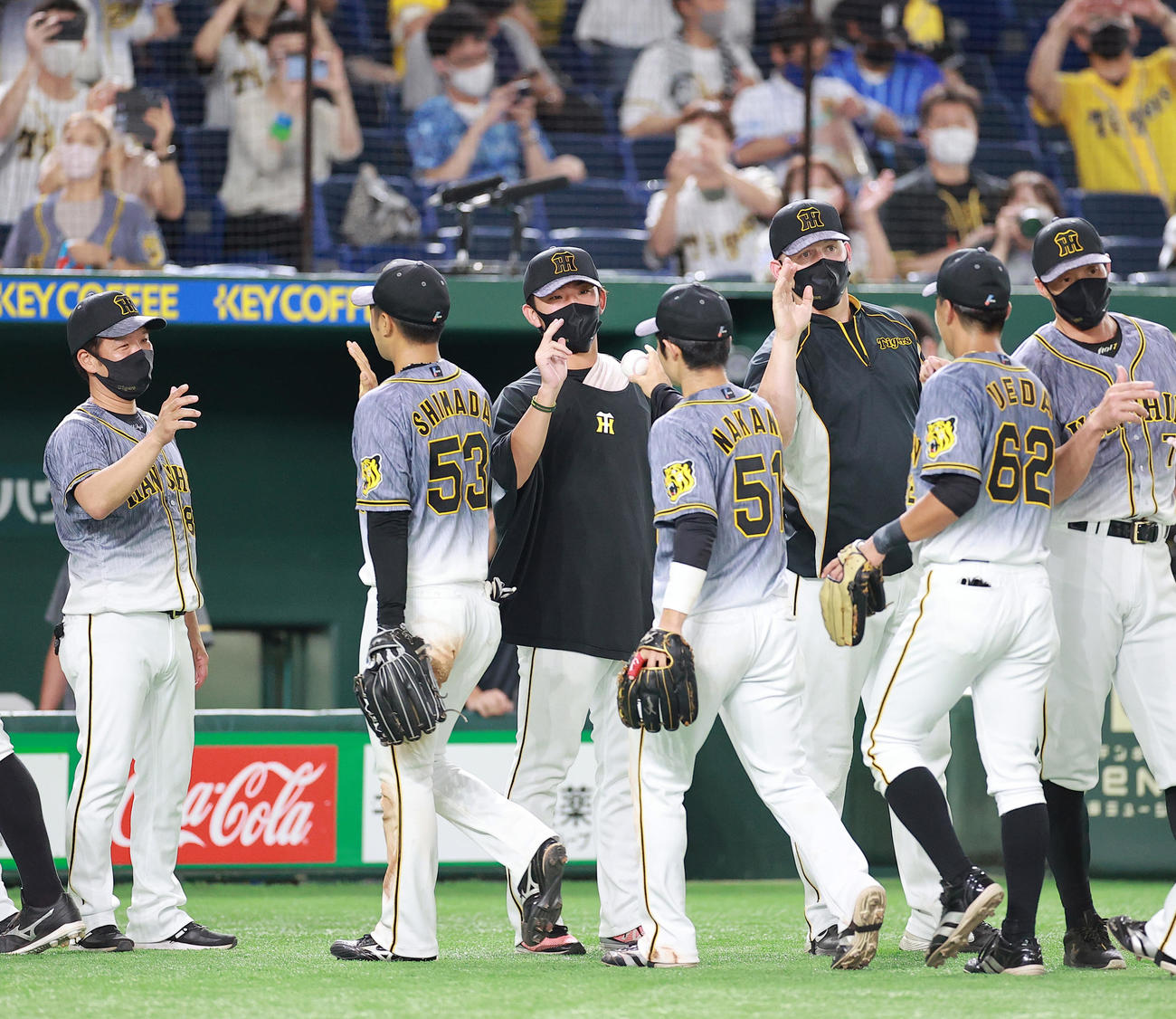 DeNA対阪神　6勝目を挙げた伊藤将（中央）は中野からウイニングボールを受け取る（撮影・浅見桂子）