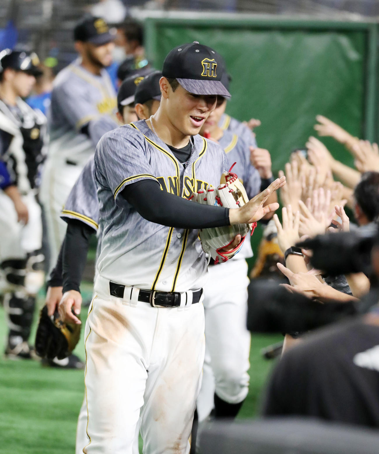 DeNA対阪神　DeNAに勝利しナインと笑顔でエアタッチする佐藤輝（撮影・加藤哉）