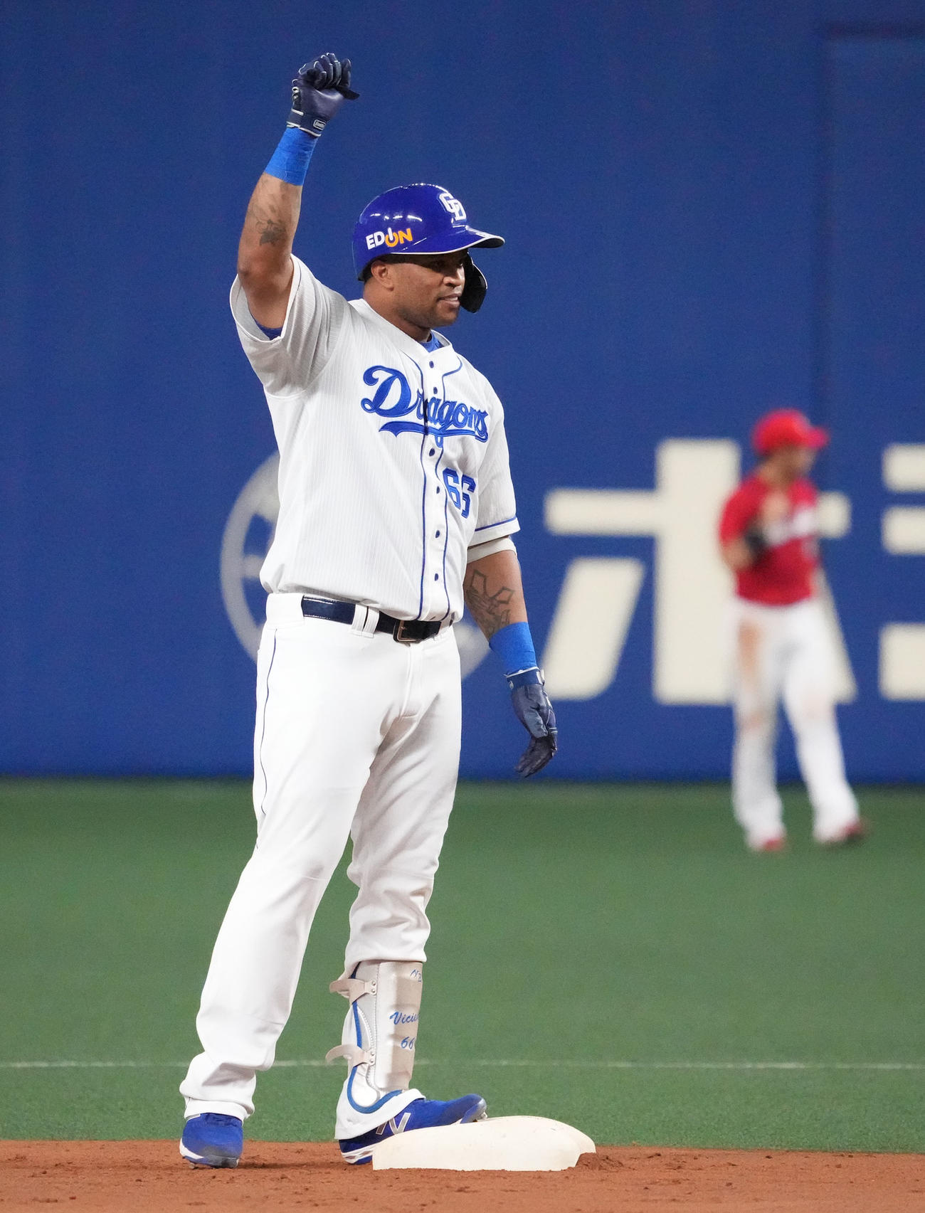 中日対広島　6回裏中日2死二塁、右適時二塁打を放ったビシエドは塁上でガッツポーズ（撮影・森本幸一）