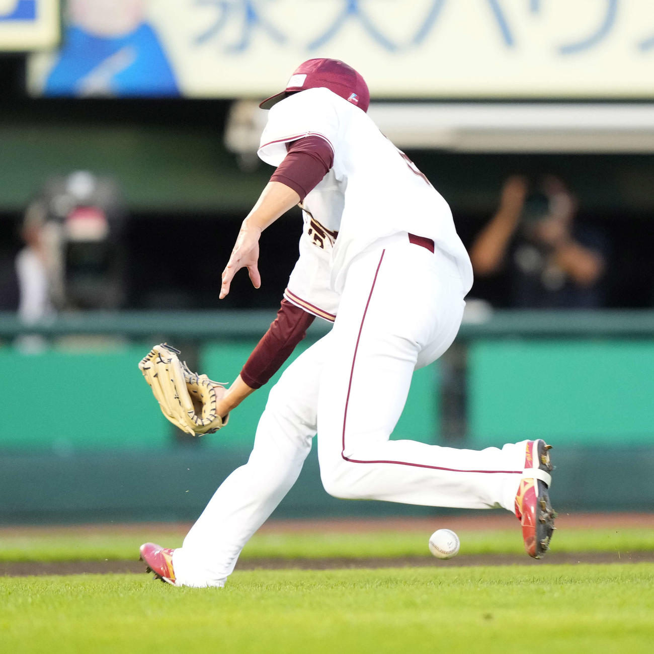 楽天対ソフトバンク　1回表ソフトバンク2死一塁、中村晃の打球を捕れず、内野安打を許す早川（撮影・鈴木みどり）