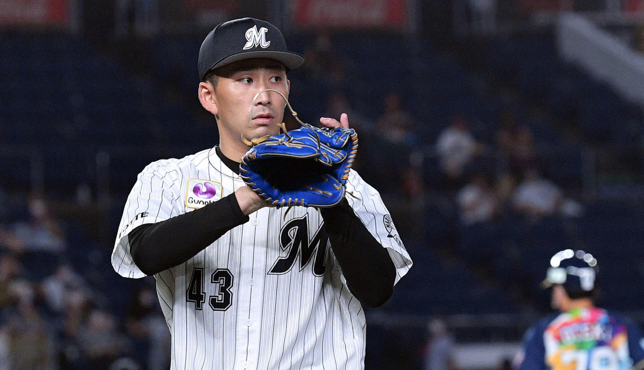 ロッテ対西武　6回表を投げ終えグラブをたたくロッテ小島（撮影・滝沢徹郎）