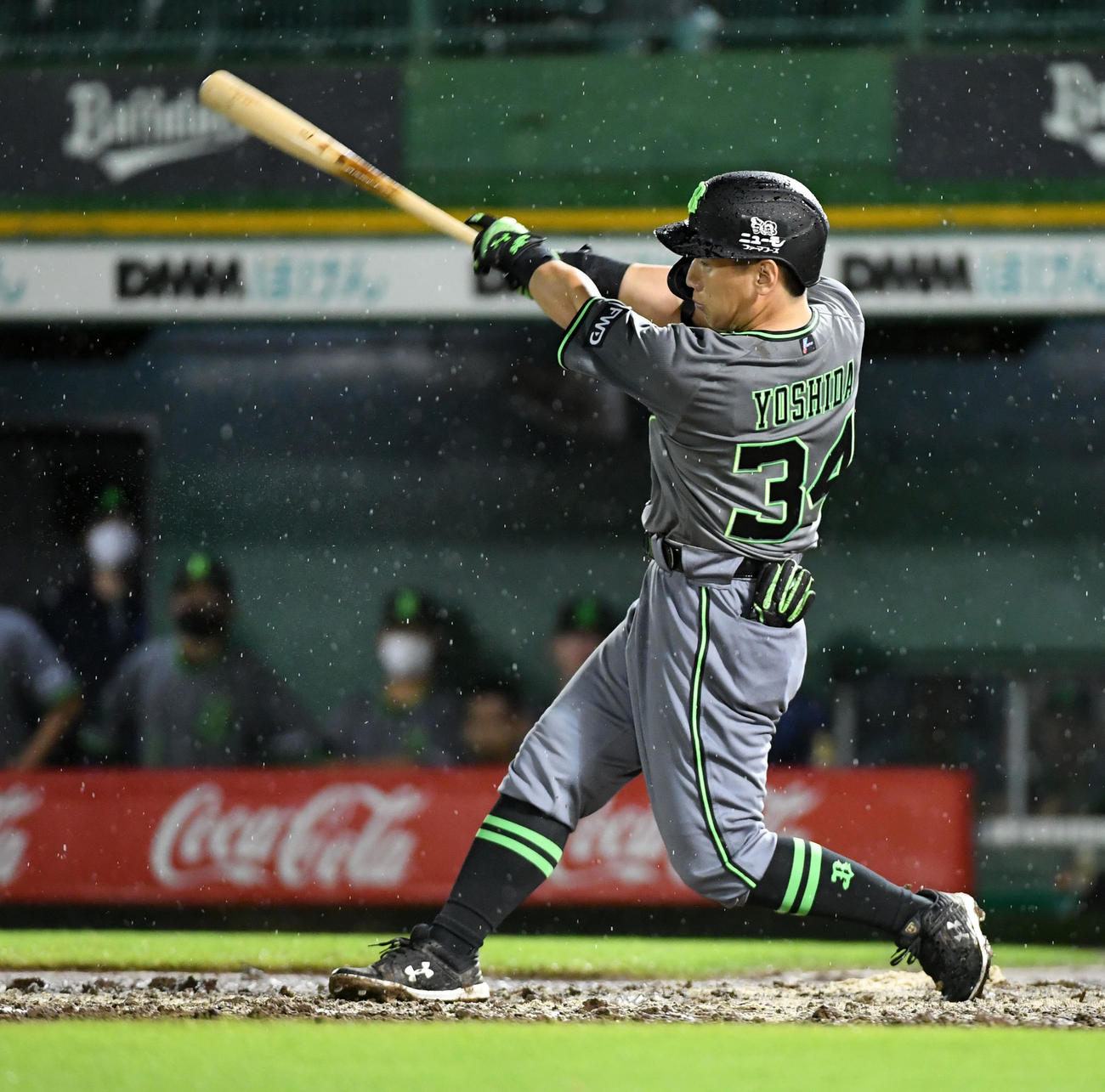 オリックス対日本ハム　8回裏オリックス2死一塁、吉田正は左越え本塁打を放つ（撮影・前岡正明）