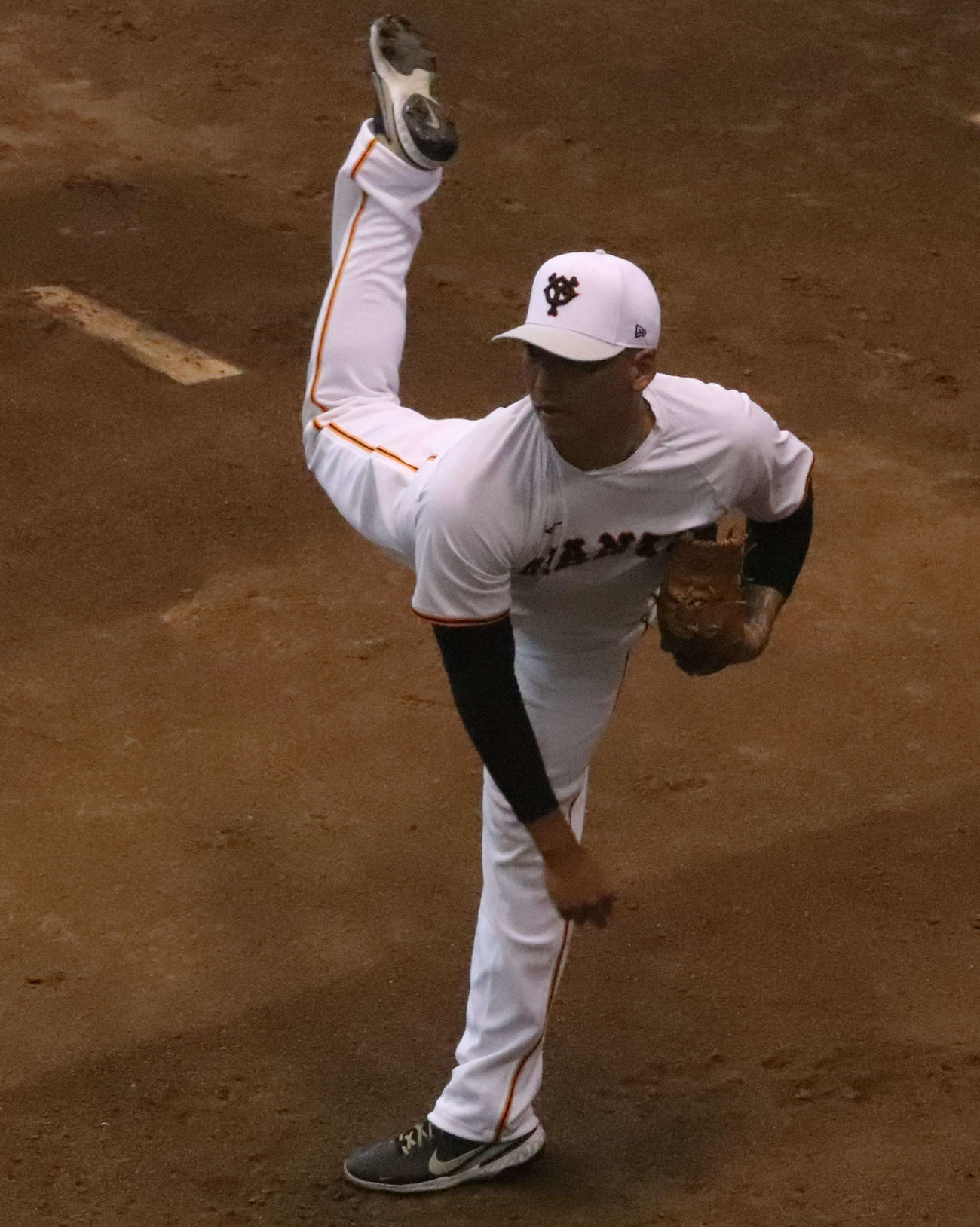 2軍練習に合流し、ブルペンでキャッチボールを行う巨人ダニエル（撮影・小早川宗一郎）