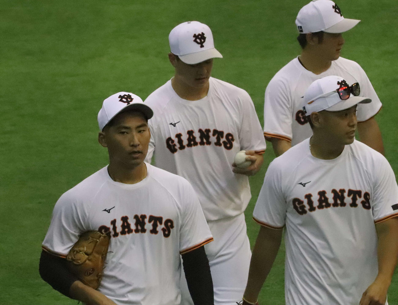 2軍練習に合流した巨人ダニエル（左前）。右前は金伏通訳（撮影・小早川宗一郎）