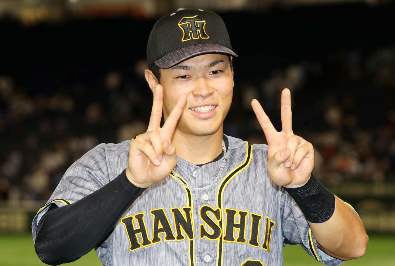 阪神佐藤輝明は球団新人本塁打記録に並び、22ポーズで笑顔を見せる（2021年8月17日撮影）