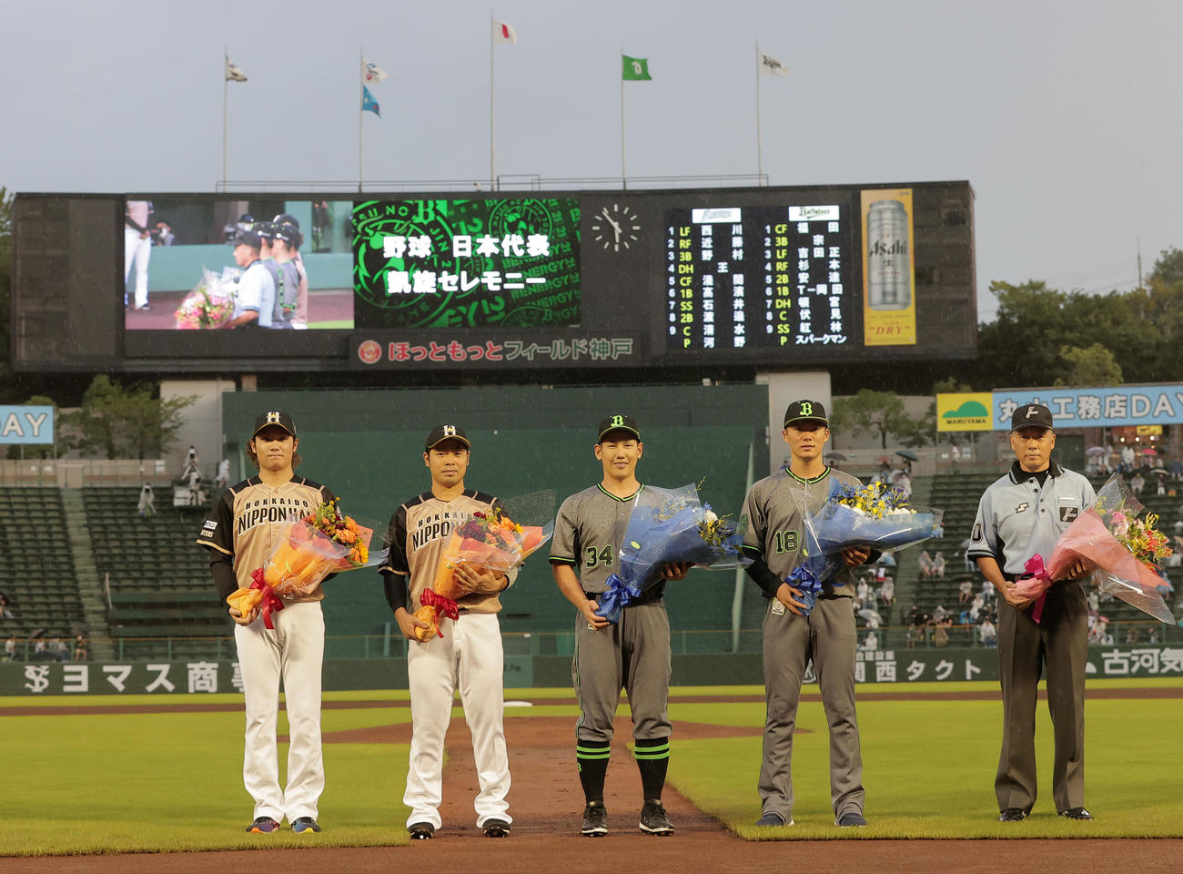 オリックス対日本ハム　セレモニーで花束を受ける、左から日本ハム伊藤、近藤、オリックス吉田正、山本