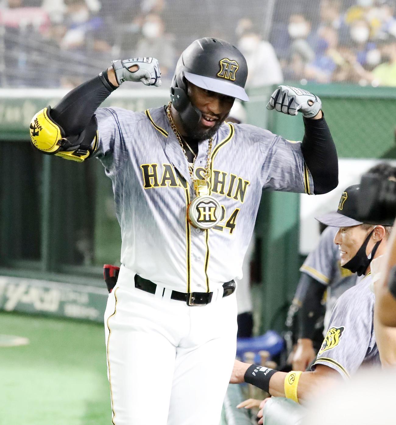DeNA対阪神　2回表阪神1死、ロハスは右中間越え本塁打を放ちポガッツポーズを決める（撮影・加藤哉）