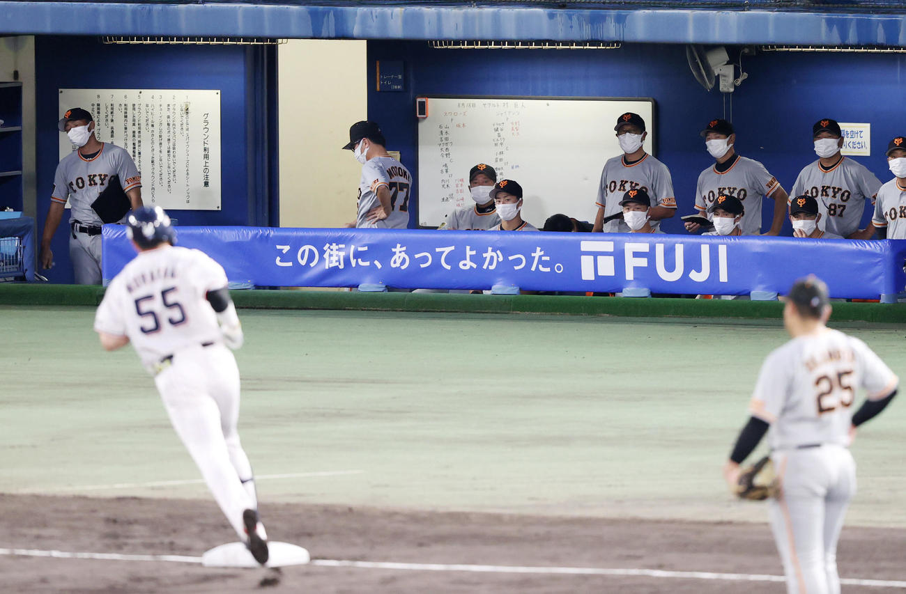 ヤクルト対巨人　2回裏ヤクルト無死、ソロ本塁打を放った村上（手前左）を見つめる原監督（後方中央）ら巨人ベンチ。右手前は岡本和（撮影・狩俣裕三）