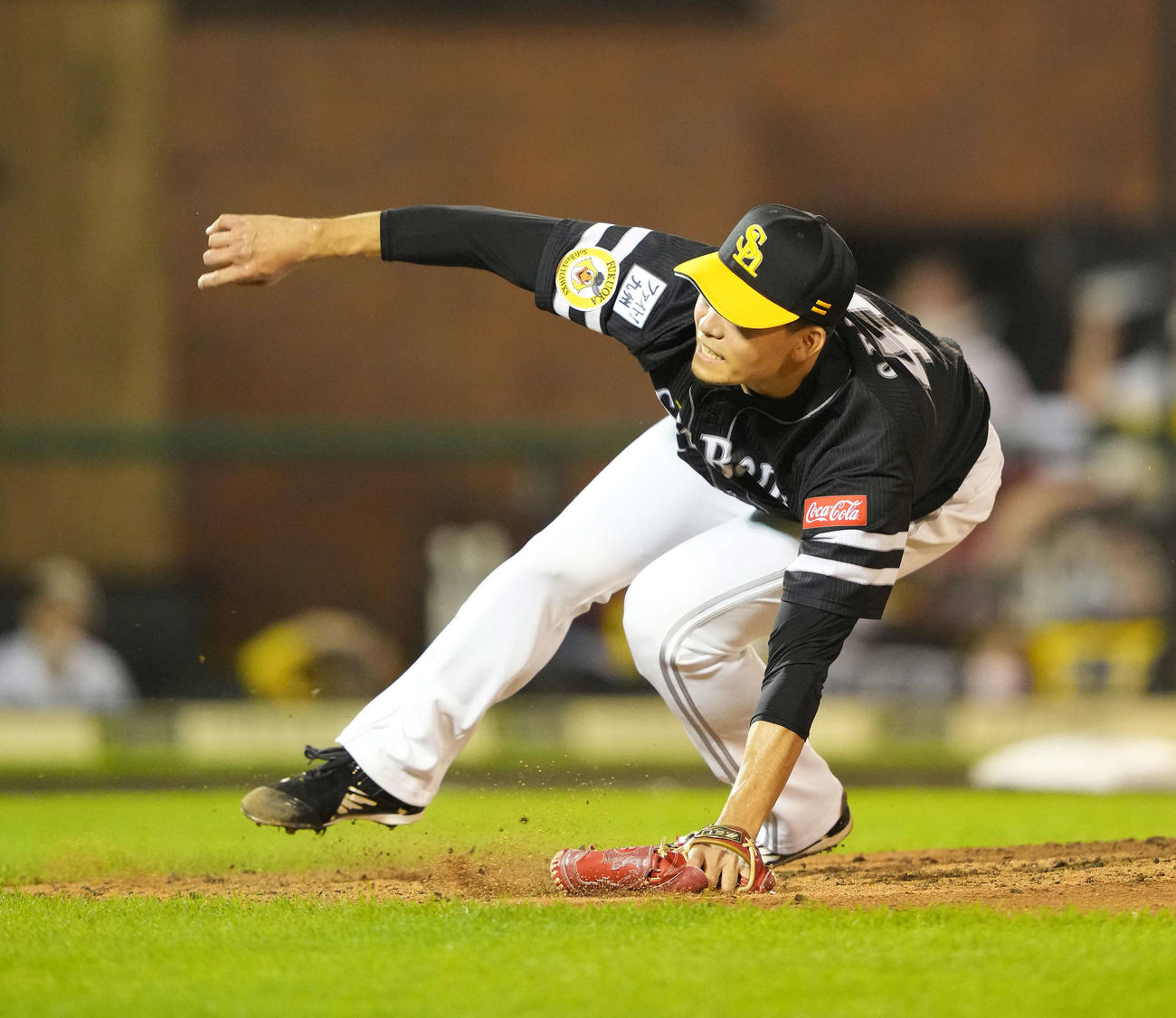 楽天対ソフトバンク　6回裏楽天2死、浅村への投球で体勢を崩す千賀（撮影・鈴木みどり）