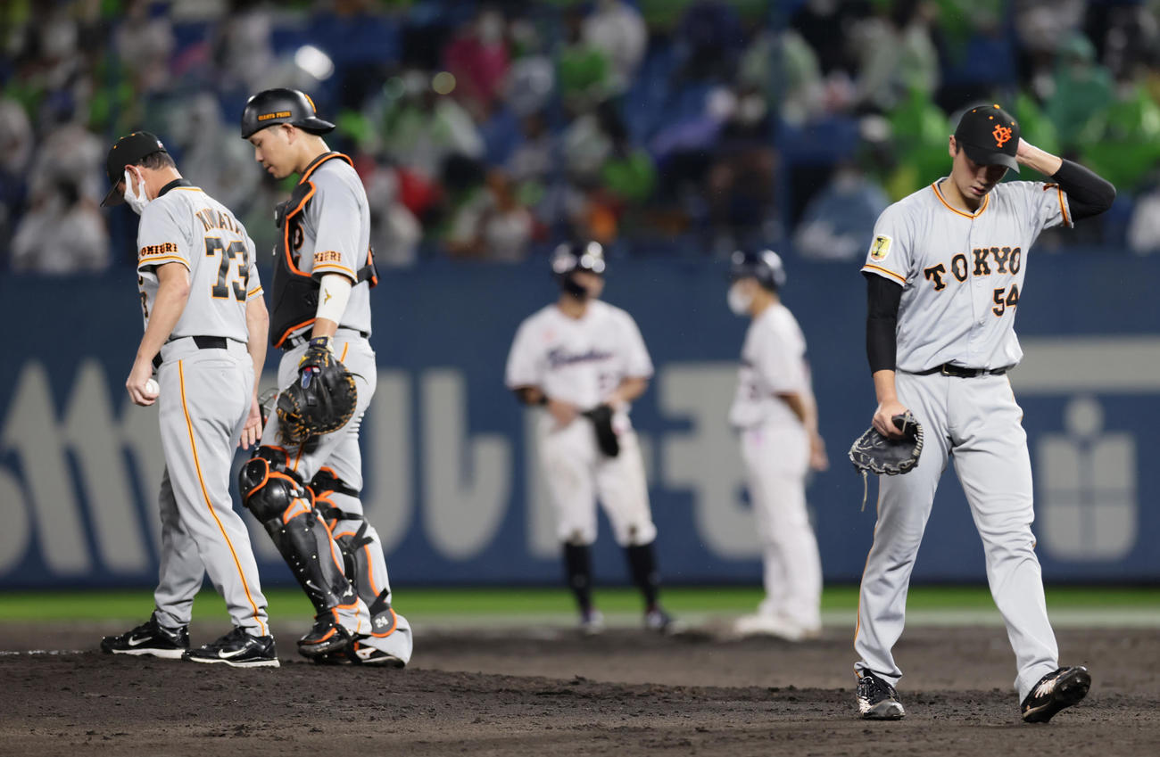 ヤクルト対巨人　5回途中、マウンドを降りる巨人直江（右）（撮影・足立雅史）