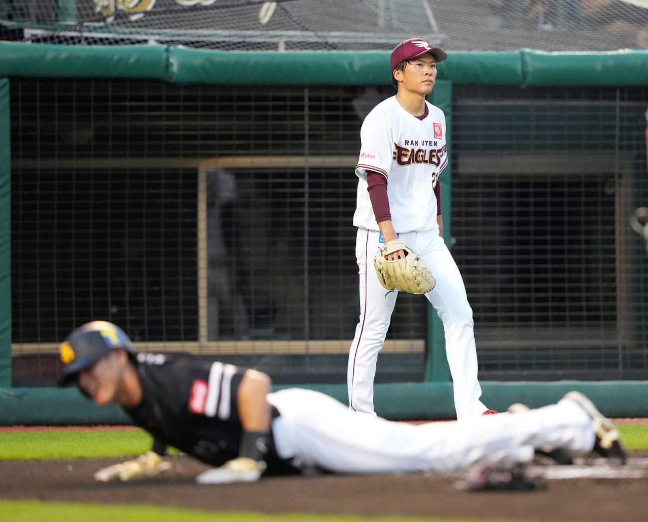 楽天対ソフトバンク　1回表ソフトバンク2死一塁、栗原の右適時二塁打で一塁走者柳田（下）の生還を許しぼうぜんとする早川（撮影・鈴木みどり）