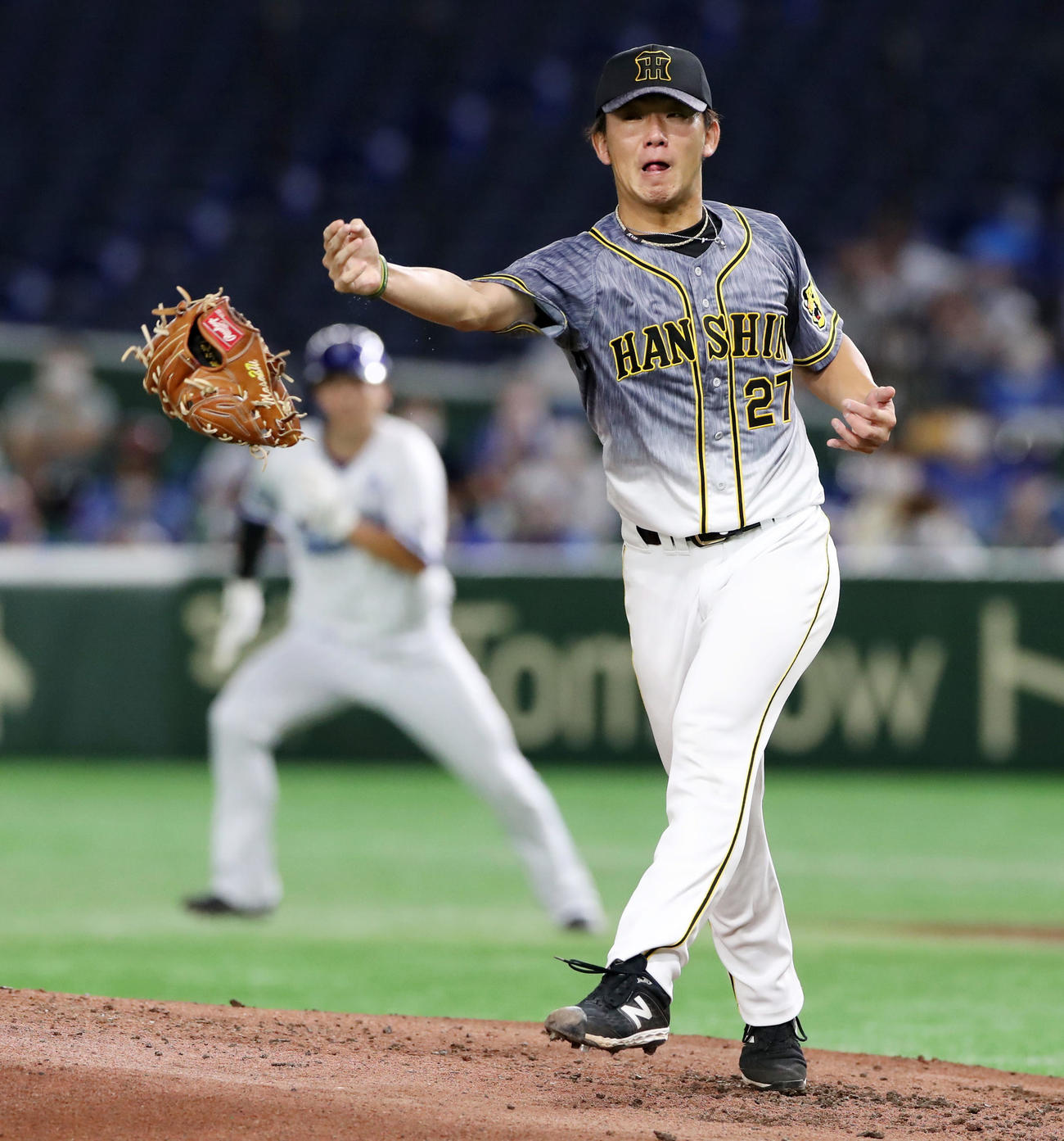 DeNA対阪神　4回裏DeNA2死一塁、伊藤将は宮崎の打球を捕球したときに勢い余ってグラブが手から外れてしまうが投ゴロに仕留める（撮影・加藤哉）