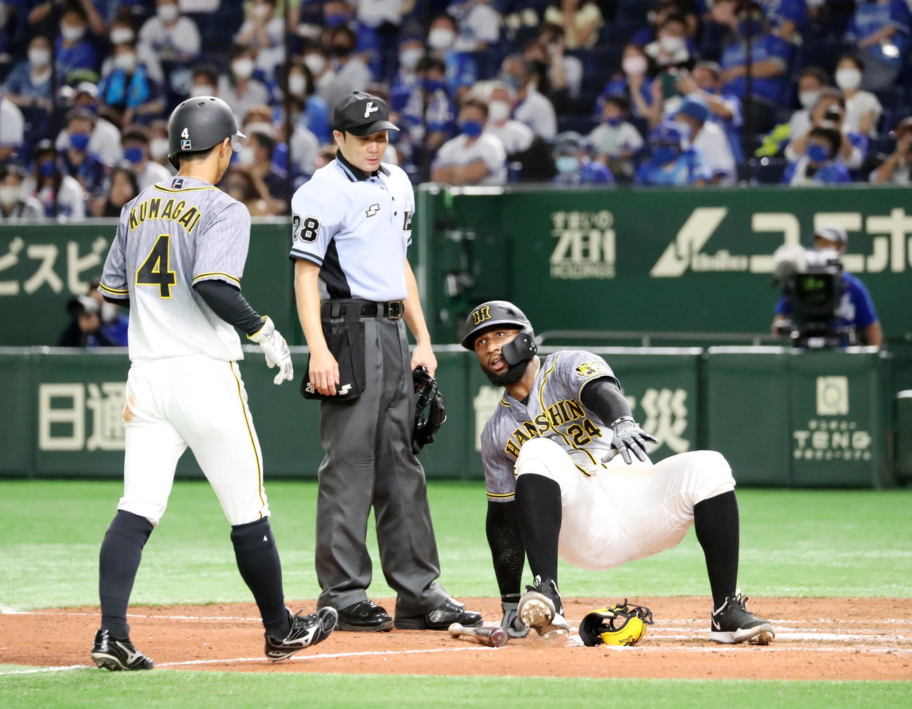 DeNA対阪神　8回表阪神無死満塁、ロハスはスパイクの裏に死球を受け押し出しとなる。左は生還する三塁走者の熊谷（撮影・加藤哉）