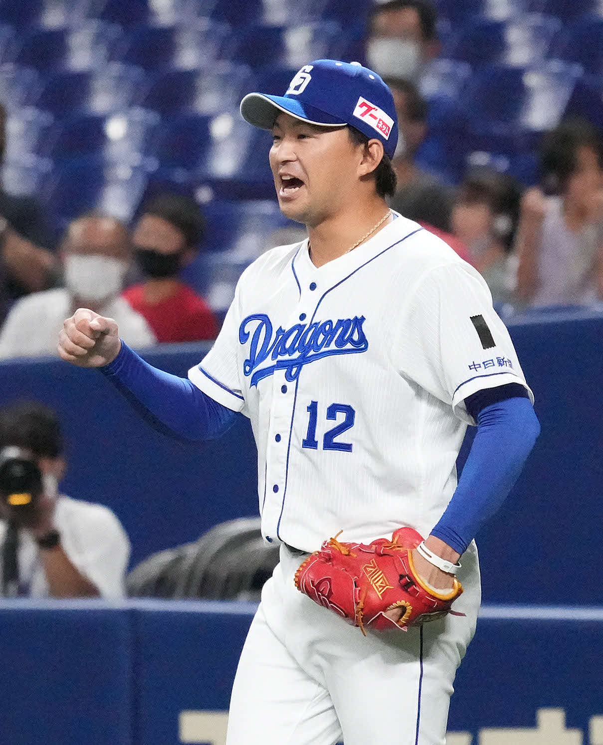 中日対広島　6回表広島2死満塁、鈴木誠を打ち取りほえる中日2番手の田島（撮影・森本幸一）