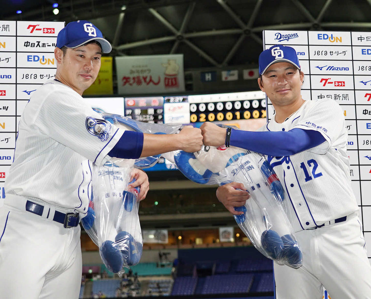 中日対広島　ヒーローインタビューを終え笑顔でポーズを決める田島（右）と堂上（撮影・森本幸一）