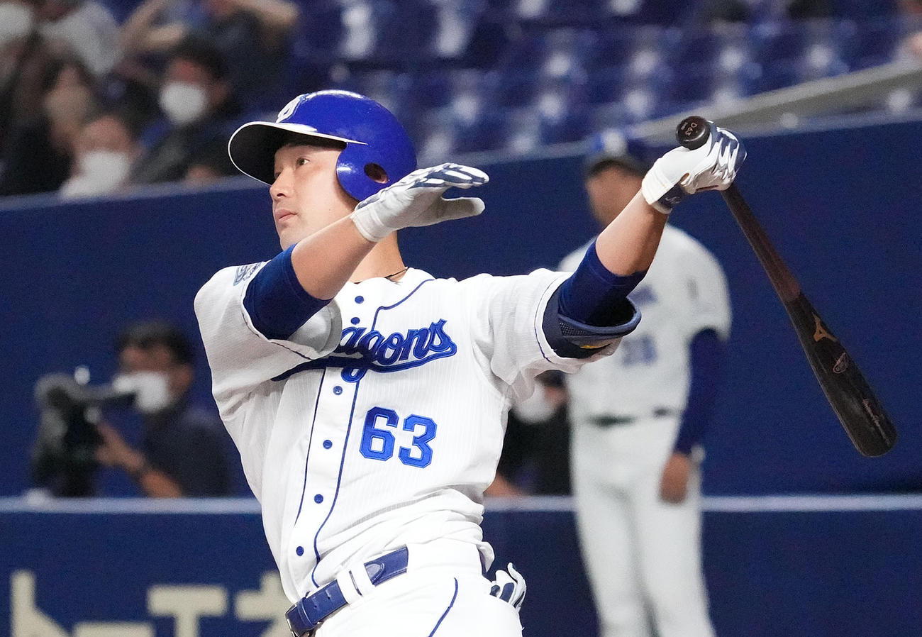 中日対広島　2回裏中日2死一塁、左越え2点本塁打を放つ堂上（撮影・森本幸一）
