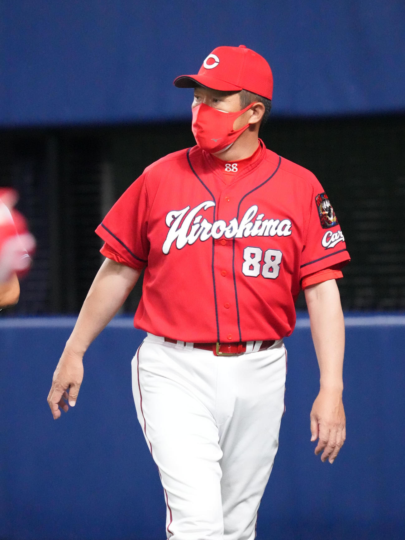 中日対広島　7回表広島攻撃終了、選手交代を告げる佐々岡監督（撮影・森本幸一）