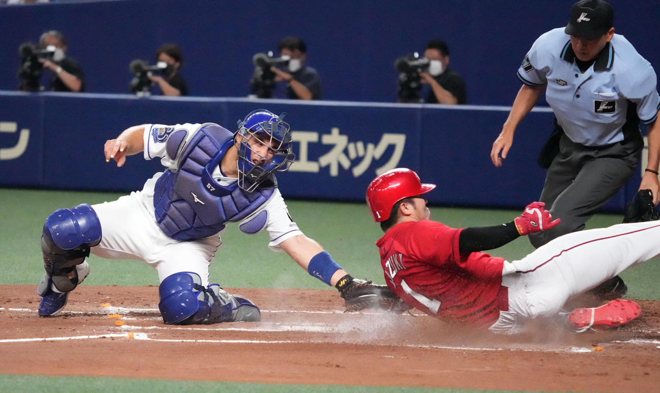 中日対広島　5回表広島1死三塁、長野の一ゴロで本塁憤死の鈴木（右）左は捕手のA・マルティネス（撮影・森本幸一）