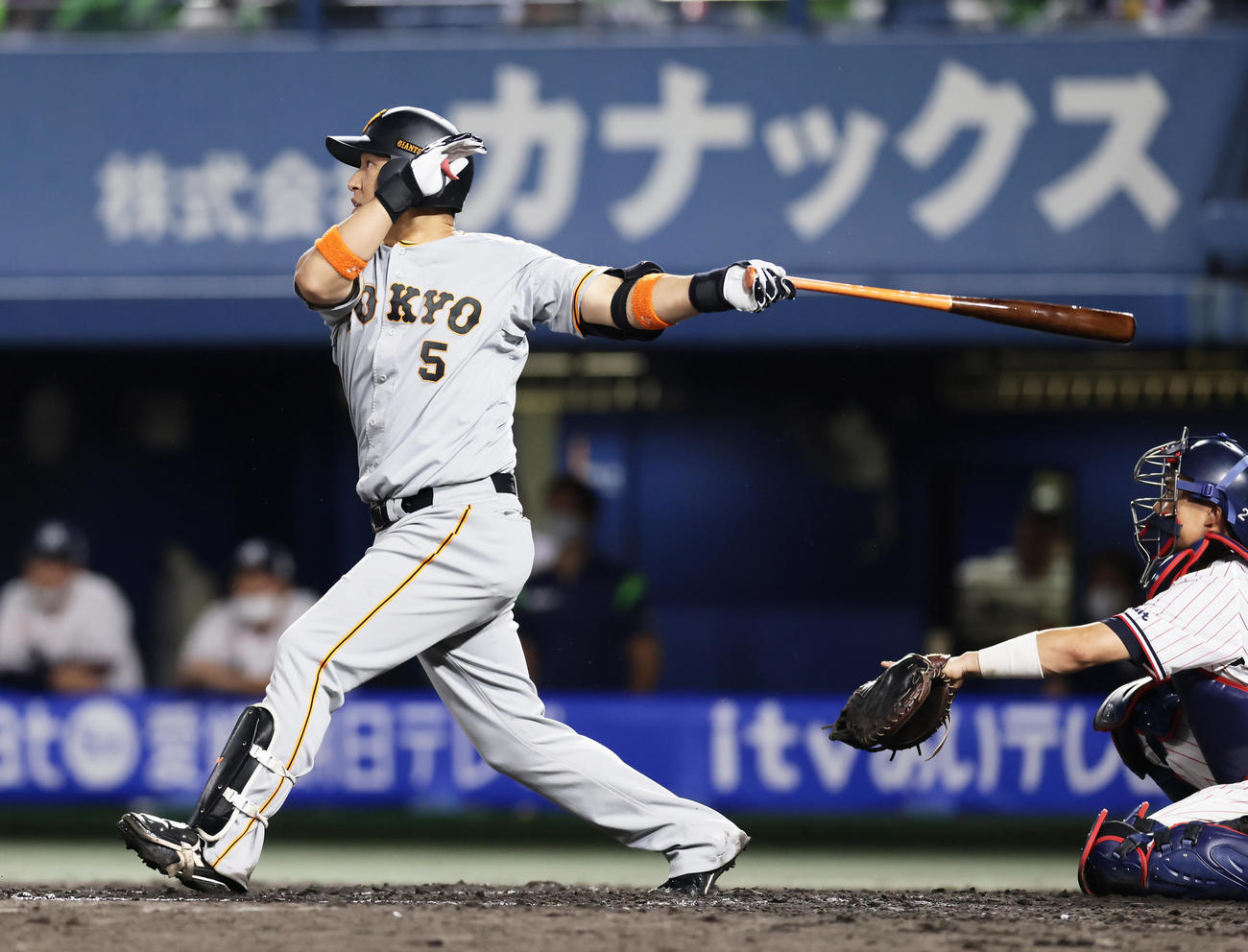 ヤクルト対巨人　7回表巨人1死二、三塁、中島は右前2点適時打を放つ（撮影・足立雅史）