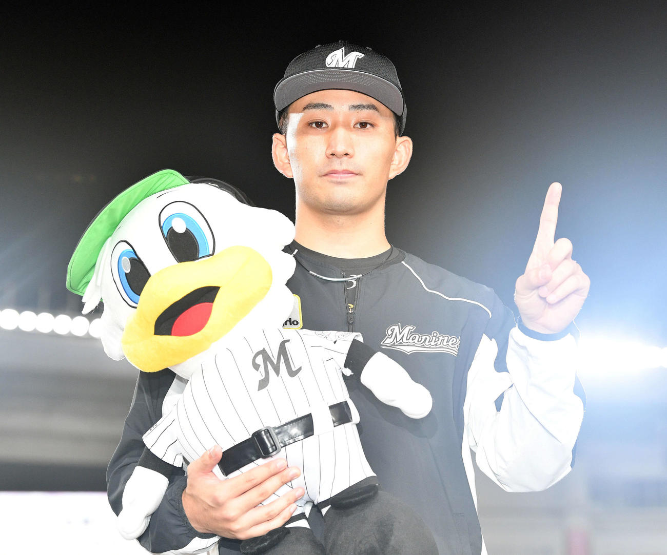 ロッテ対西武　マリンスタジアム1000勝まであと1勝利となり「1」のポーズをするロッテ小島（撮影・滝沢徹郎）