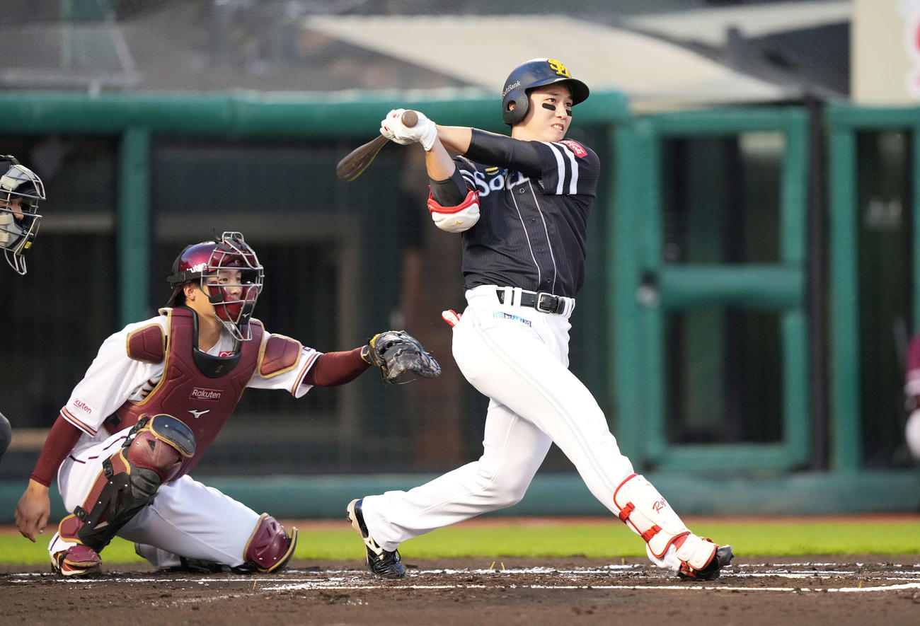 楽天対ソフトバンク　1回表ソフトバンク2死一塁、先制の右適時二塁打を放つ栗原（撮影・鈴木みどり）