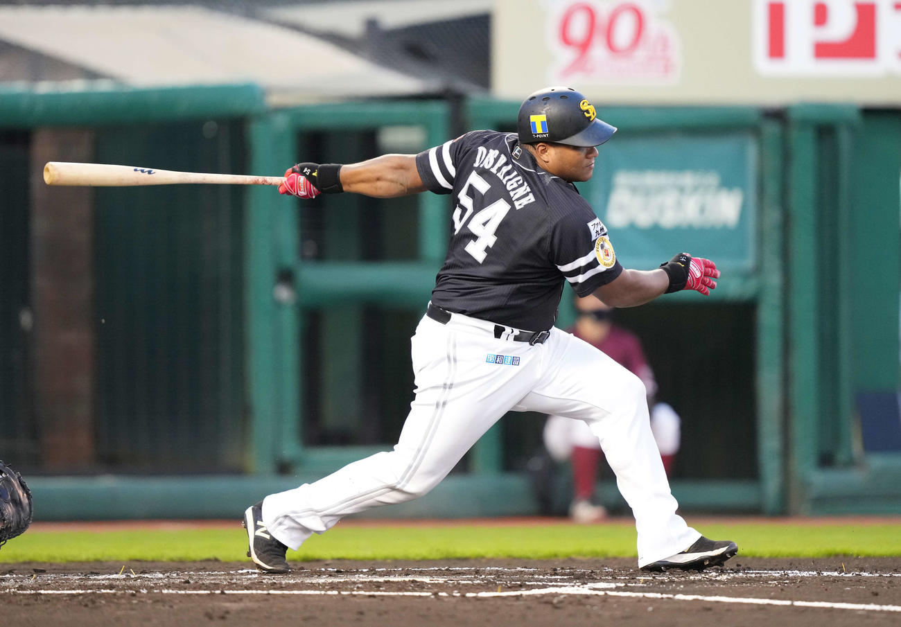 楽天対ソフトバンク　1回表ソフトバンク2死三塁、中前適時打を放つデスパイネ（撮影・鈴木みどり）