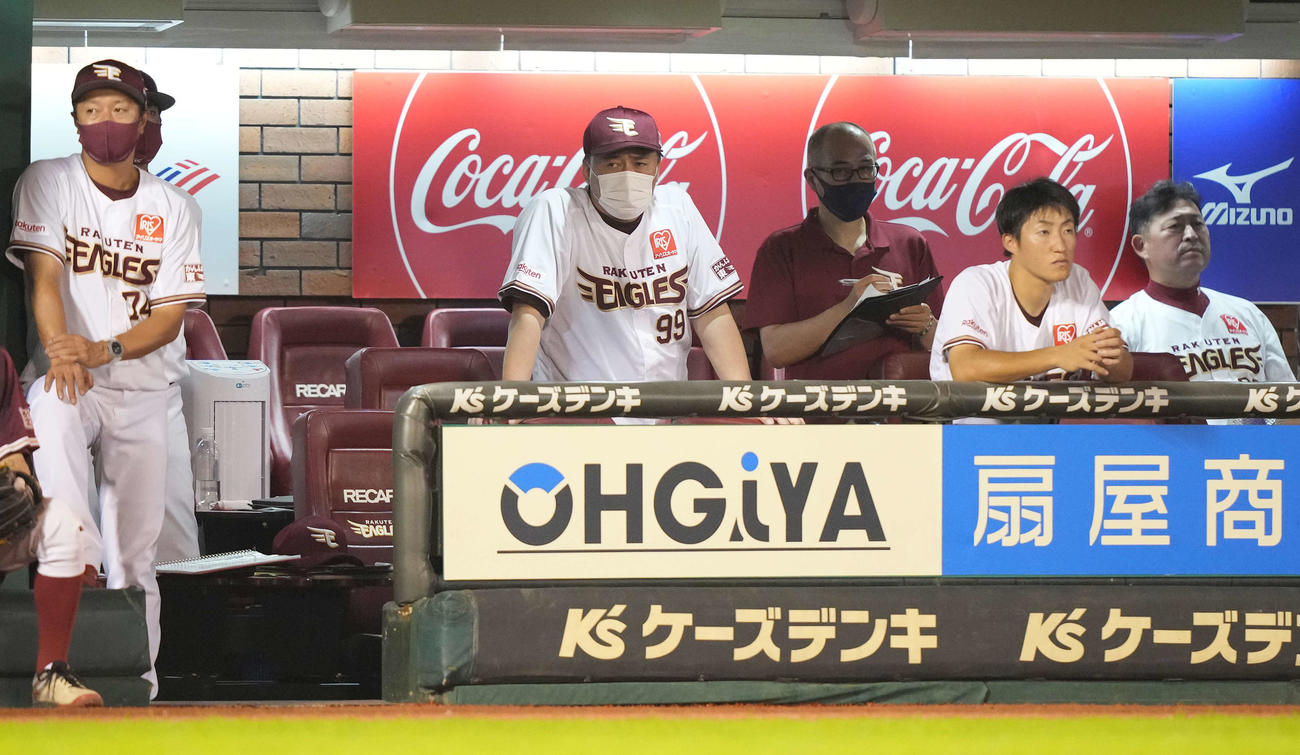 楽天対ソフトバンク　ベンチで険しい表情の楽天石井GM兼監督（中央左）（撮影・鈴木みどり）