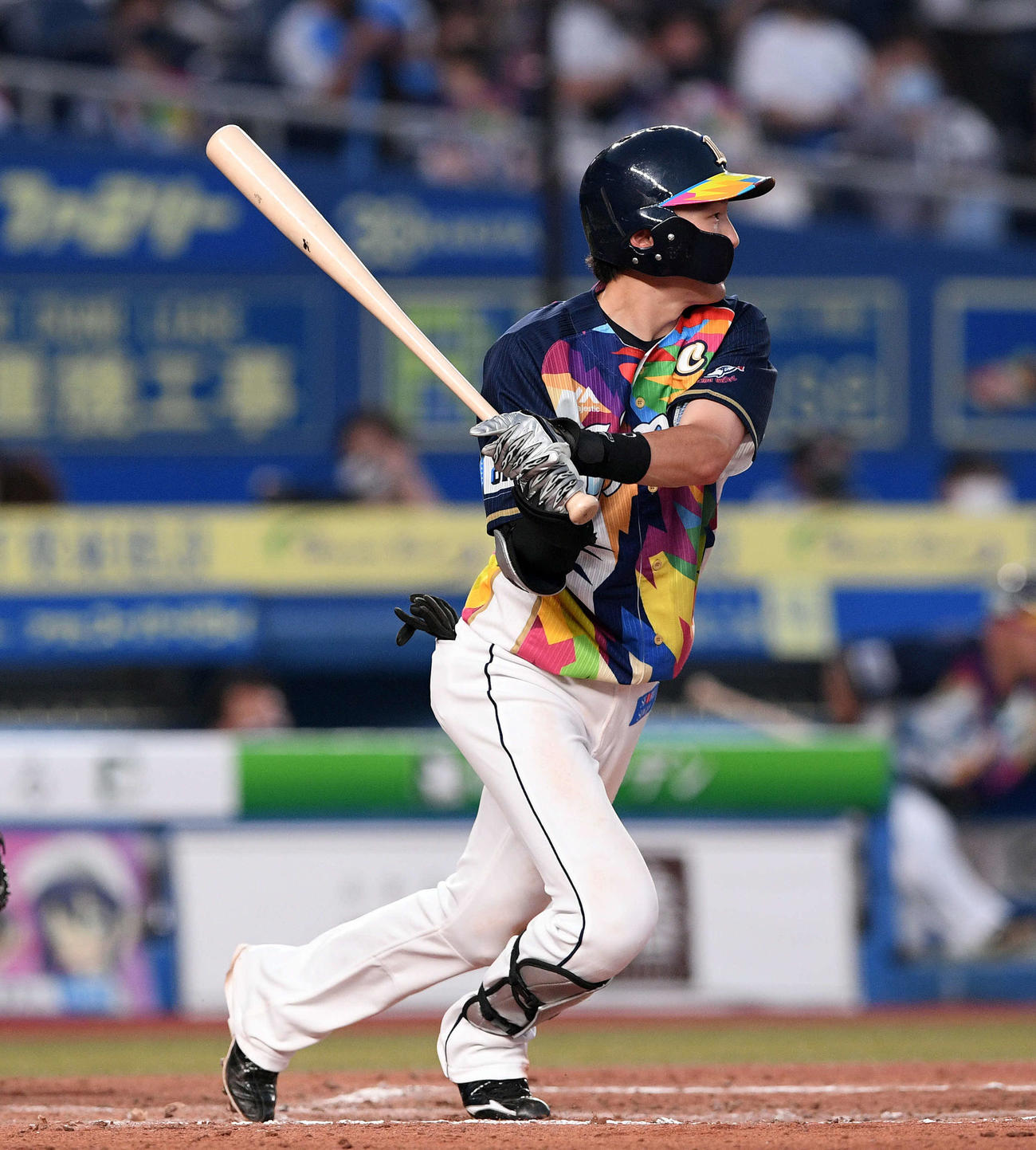 ロッテ対西武　3回表西武無死、源田は中前打を放つ（撮影・滝沢徹郎）