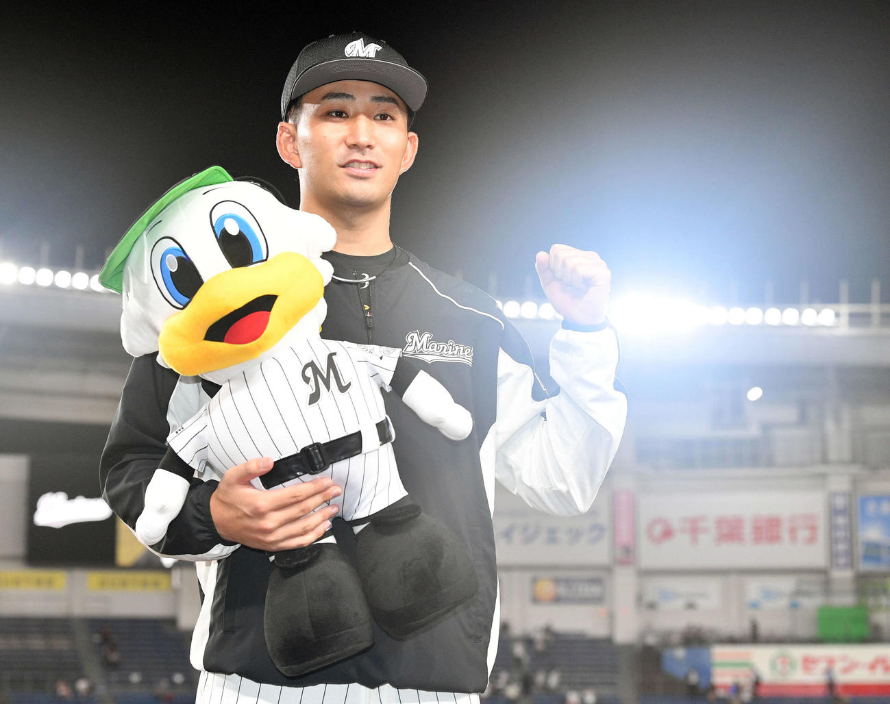 ロッテ対西武　ヒーローインタビューを終えポーズを決めるロッテ小島（撮影・滝沢徹郎）