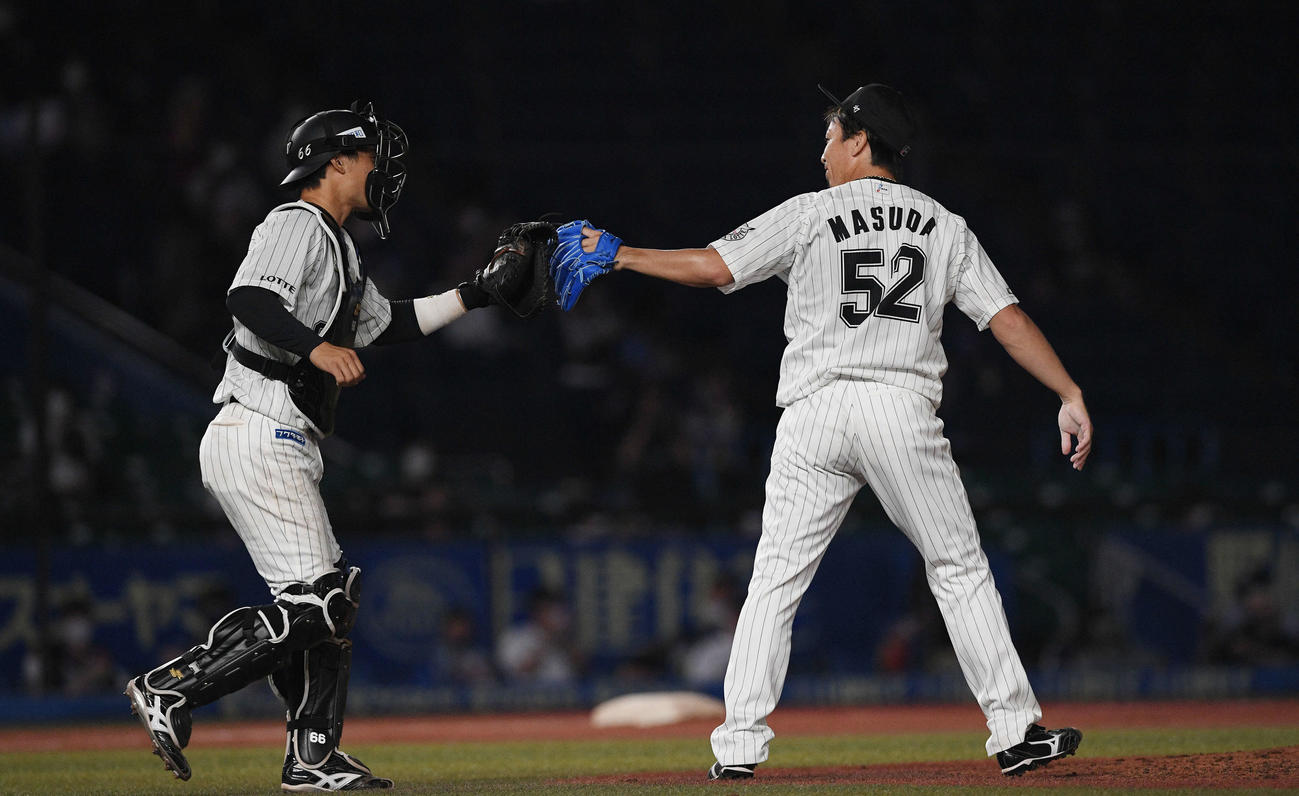 ロッテ対西武　9回、試合を締めロッテ益田（右）は加藤とタッチを交わす（撮影・滝沢徹郎）