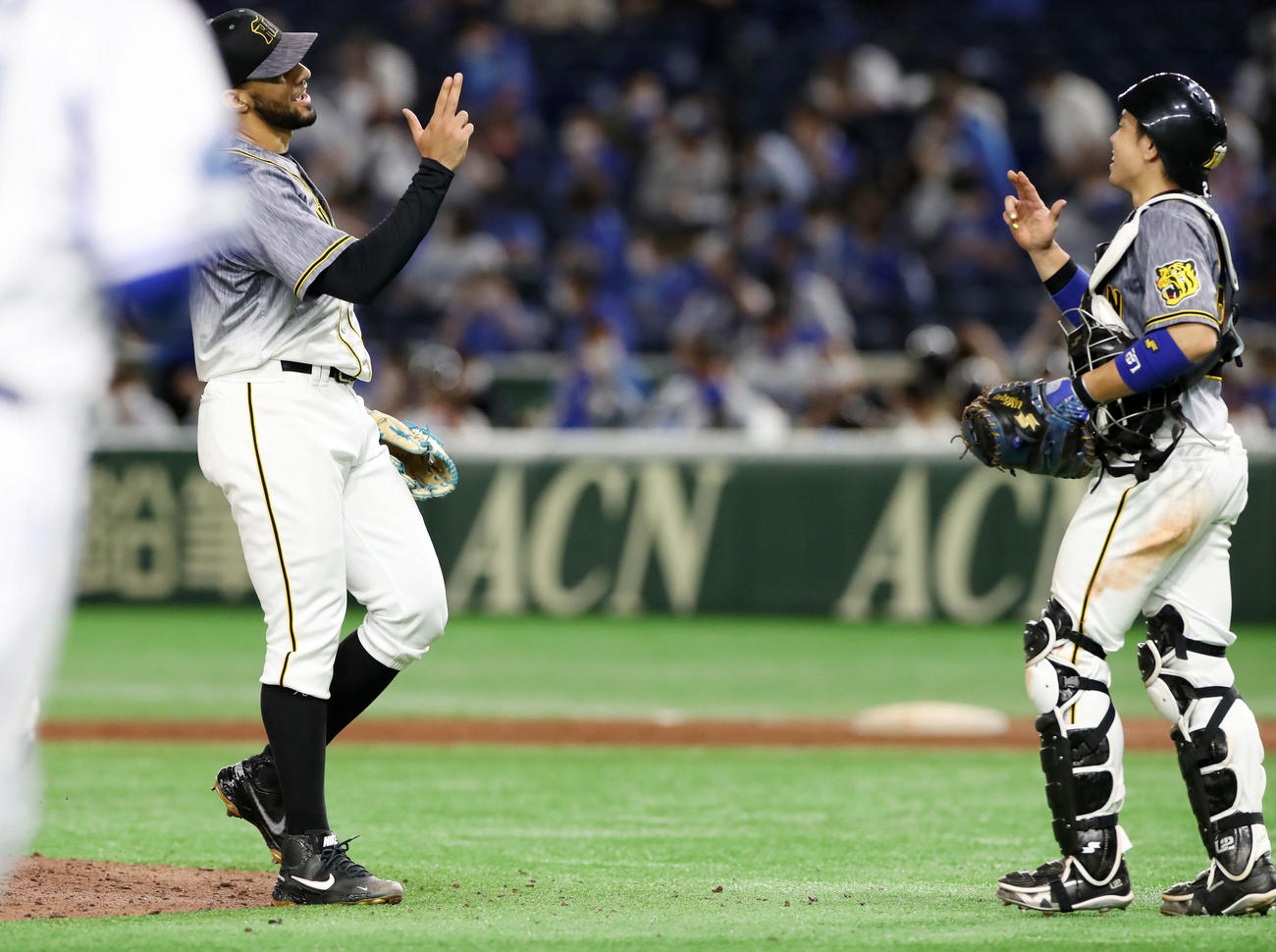 DeNA対阪神　9回裏に登板したスアレスはDeNAを無失点で抑え梅野（右）とタッチする（撮影・加藤哉）