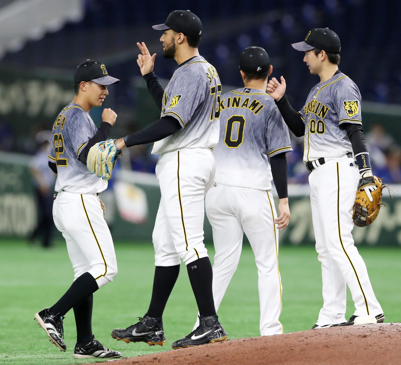 DeNA対阪神　DeNAに勝利しナインとエアタッチするスアレス（撮影・加藤哉）