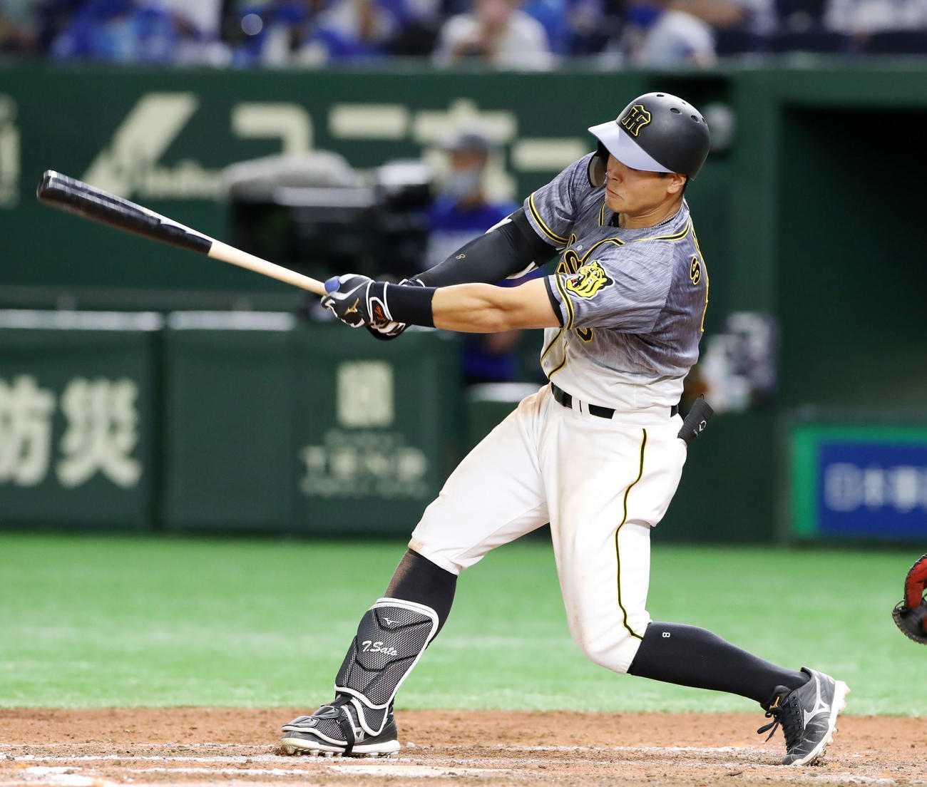 DeNA対阪神　9回表阪神2死満塁、佐藤輝明は右前適時打を放つ（撮影・加藤哉）