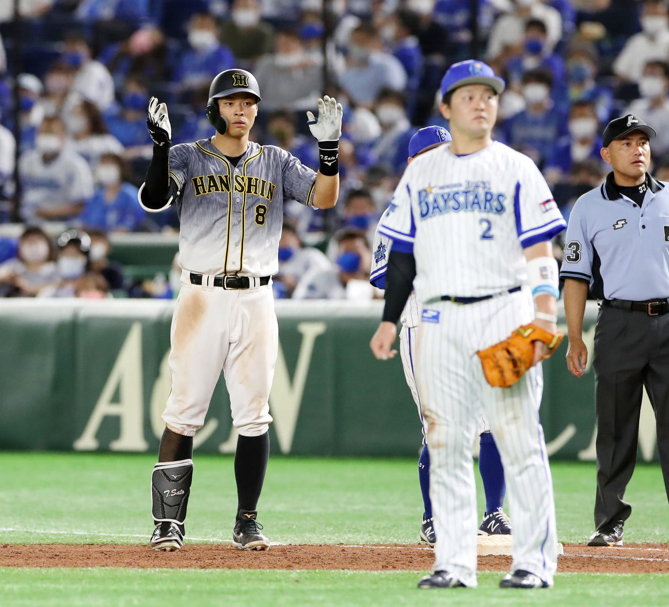 DeNA対阪神　9回表阪神2死満塁、佐藤輝明は右前適時打を放つ。右は牧（撮影・加藤哉）