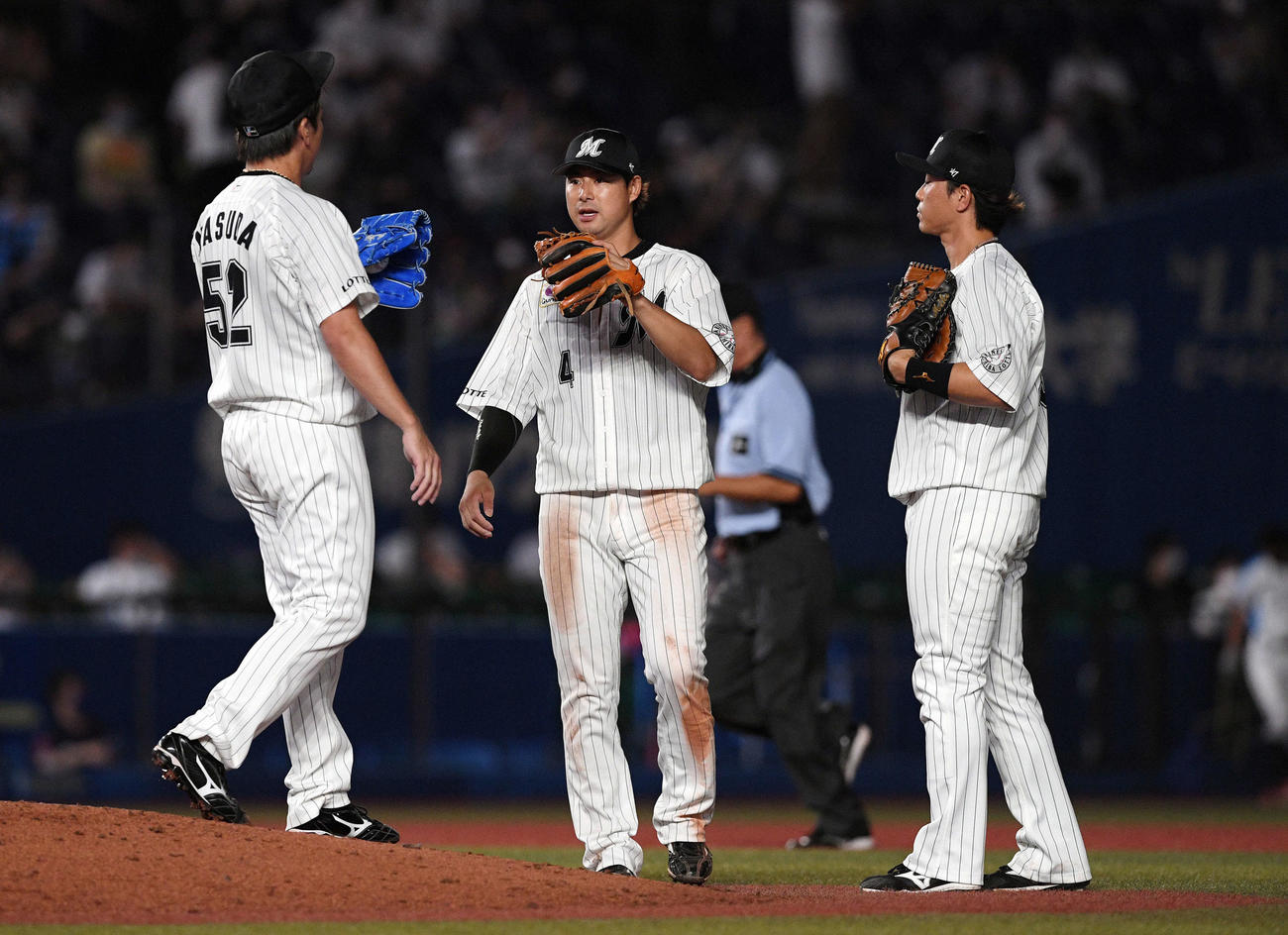 ロッテ対西武　試合後、ナインとタッチを交わすロッテ藤岡（中央）（撮影・滝沢徹郎）